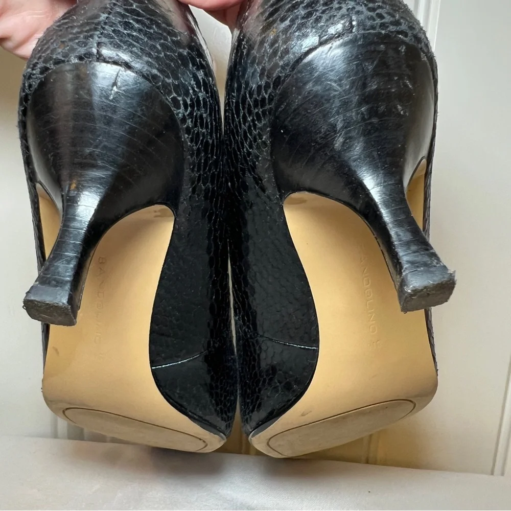 Bandolino Women’s Black Textured Pointy Toe Heels Y2K 8M with 2.5 in‎ heel